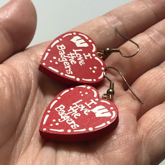 Vintage Wisconsin Badgers fan heart dangle earrings handmade UW - Picture 3 of 7